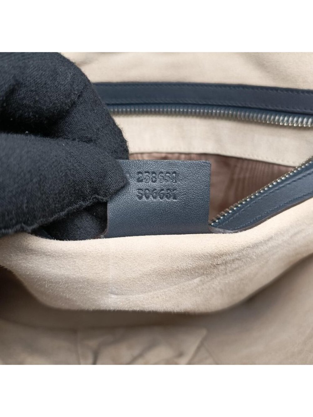 ★SOLD★ Gucci Messenger Black Leather - Picture 11 of 15